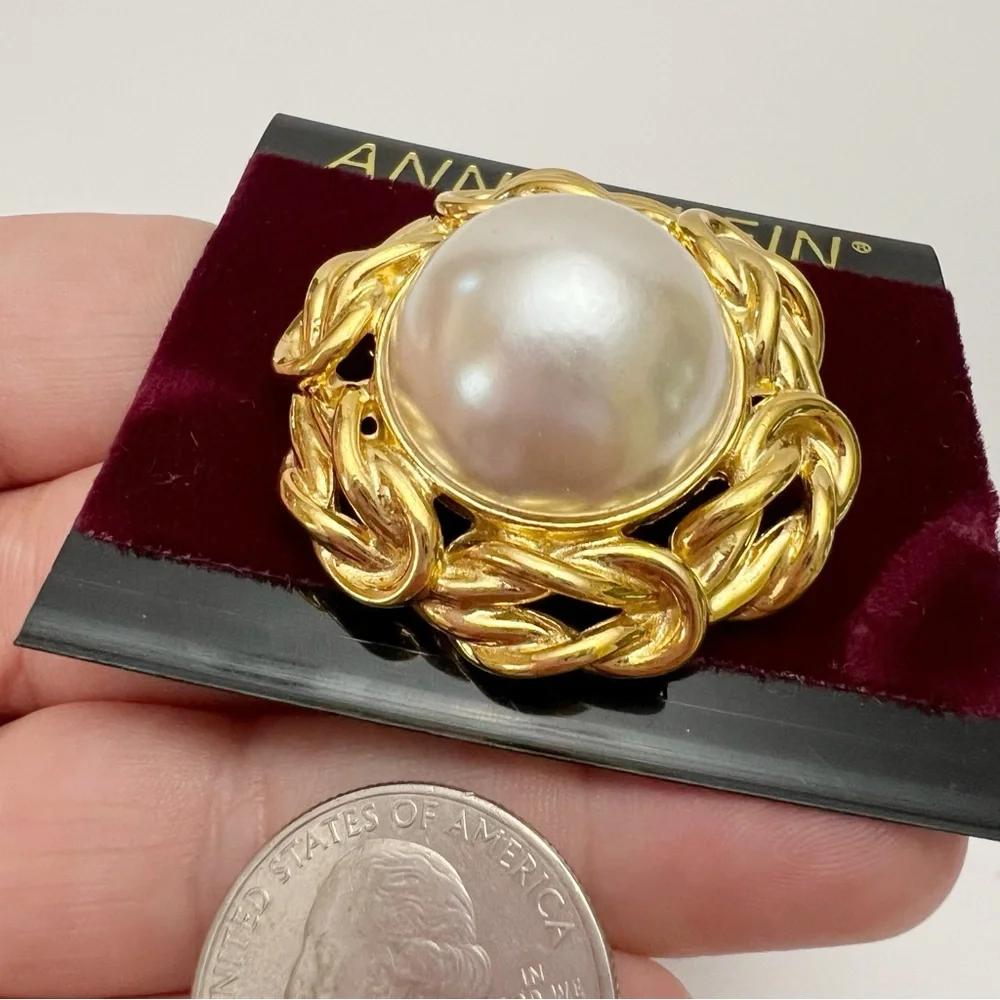 Vintage Anne Klein Signed Faux Pearl Cabochon Goldtone Knot Round Brooch Pin